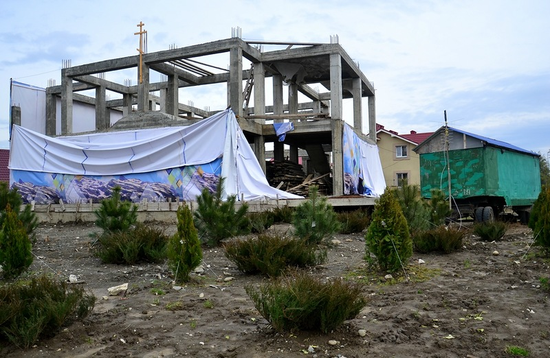Illustration for article titled Unfinished Sochi Cultural Center Just Covered Up With Tarp